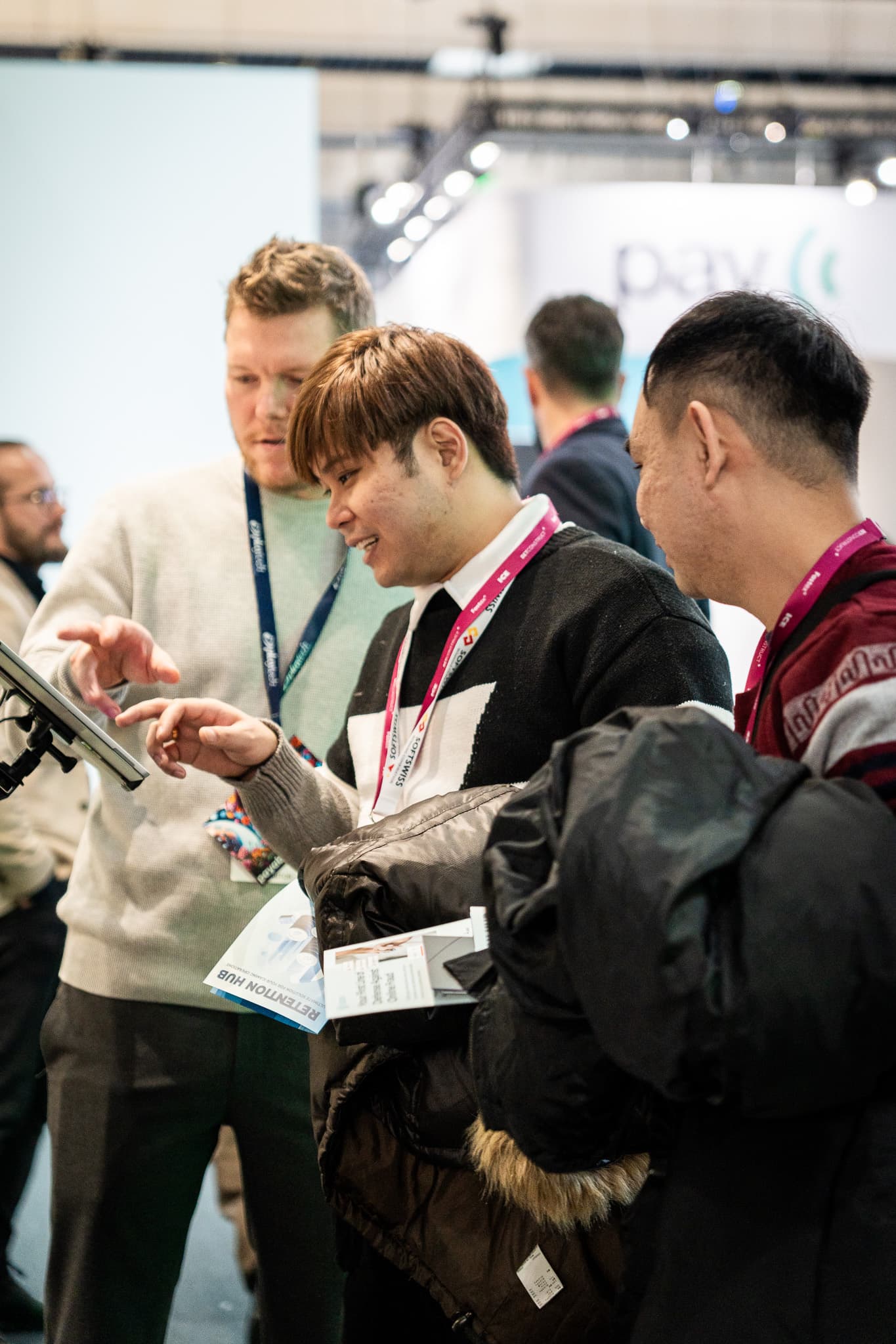 Visitantes interactuando con el booth en un evento en vivo