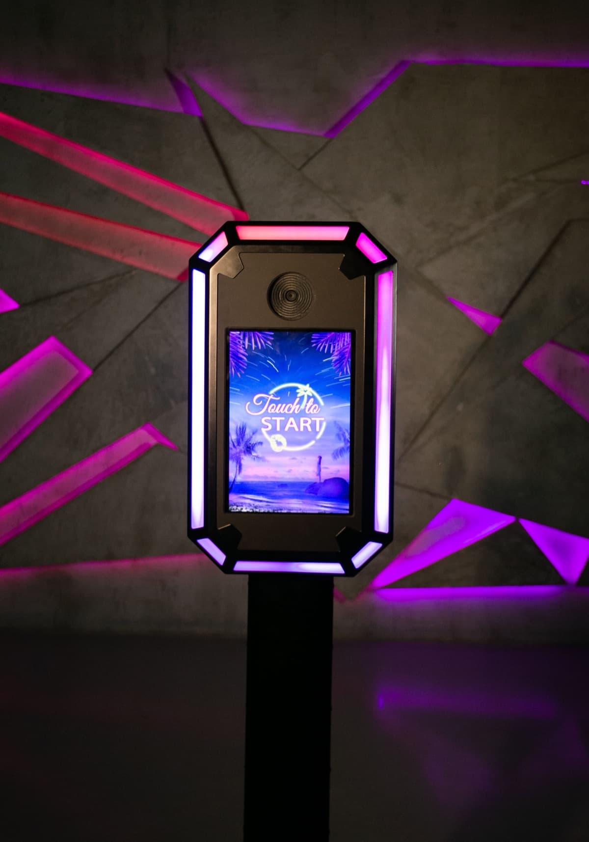 Fotomatón LED con luces de neón en evento corporativo