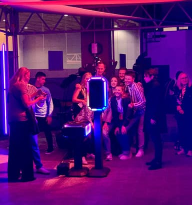 Invitados disfrutando del fotomatón en un evento corporativo