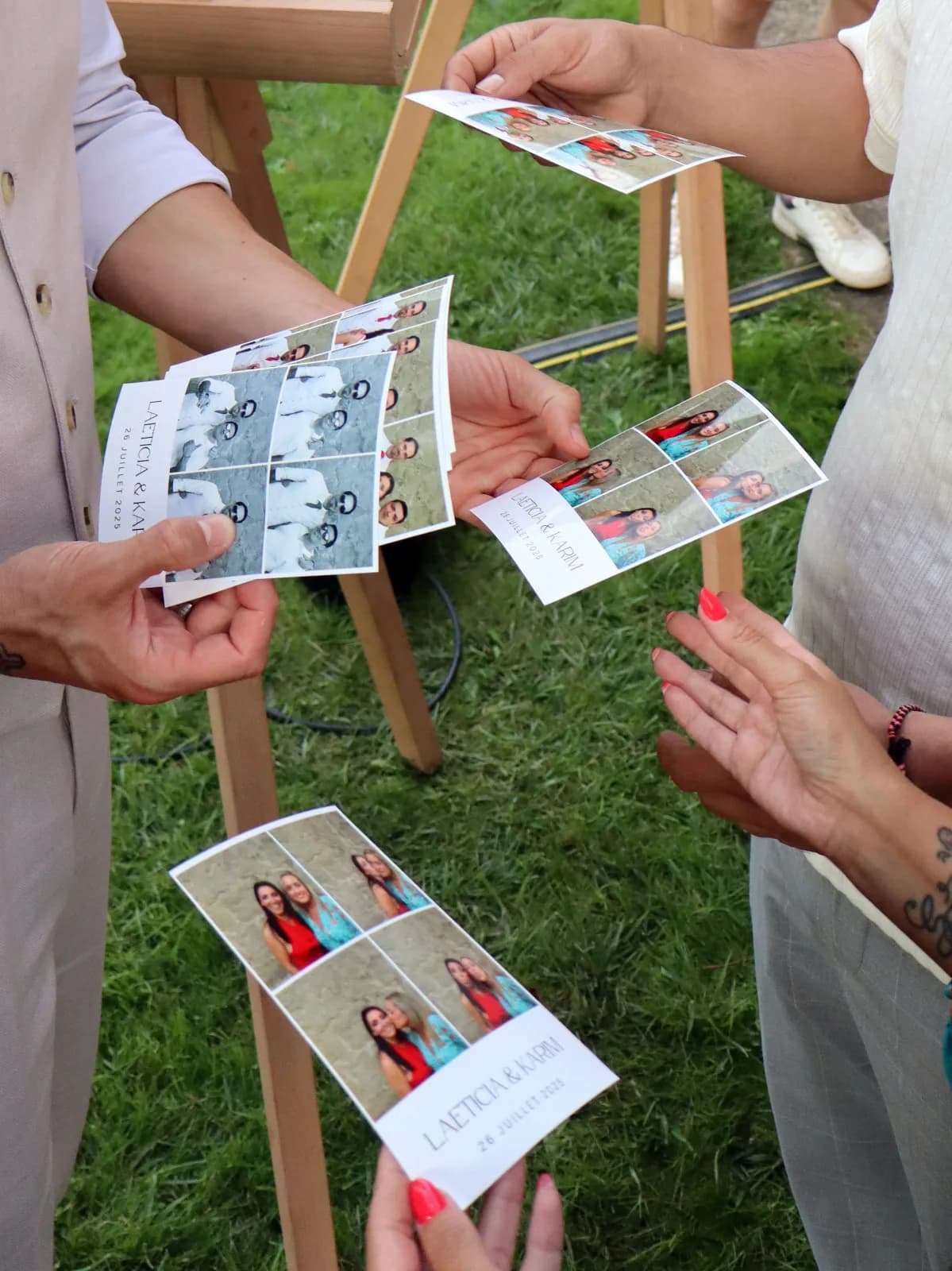 Invitados disfrutando del fotomatón vintage en una boda