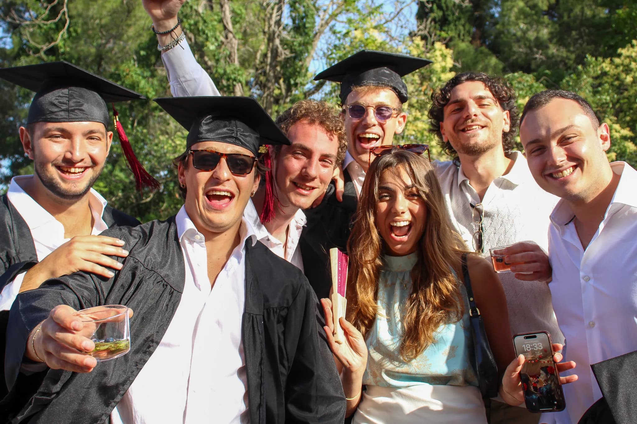 Invitados usando el fotomatón vintage durante una boda