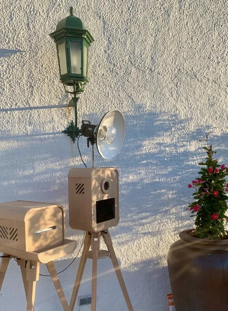 Fotomatón vintage durante una boda en un entorno cuidado