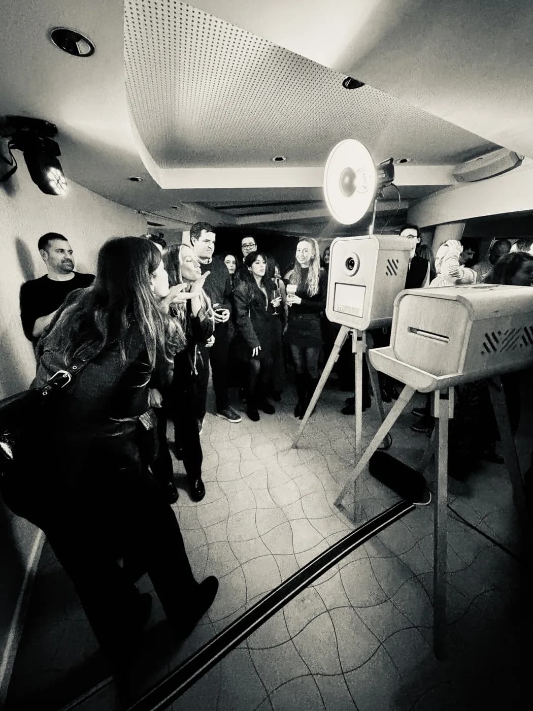 Fotomatón vintage en un evento con invitados alrededor