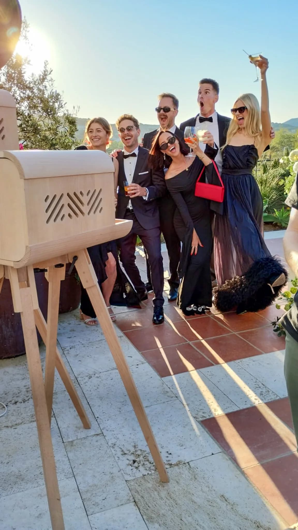 Grupo posando con el fotomatón vintage con copas